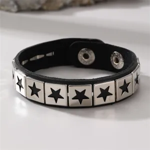 Schwarzes Lederarmband mit quadratischen Nieten und Stern-Ausschnitten. Punk-Detailansicht.