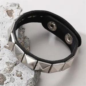 Herren Mode Punk Rock schwarzes Lederarmband mit metallischen quadratischen Nieten und Druckknöpfen.