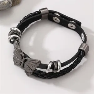 Nahaufnahme des schwarzen Lederarmbands mit geflochtenem Design und einem Metallschnalle.