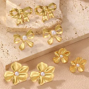 Detaillierte Nahaufnahme der goldenen Schleifen und Blumen Perlen Ohrringe Textur.