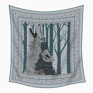 Elegantes quadratisches Halstuch mit Waldmuster, stilvolles Accessoire für Damen perfekt.