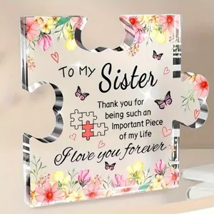 Gros plan d'une plaque en acrylique en forme de puzzle avec motif floral pour soeur