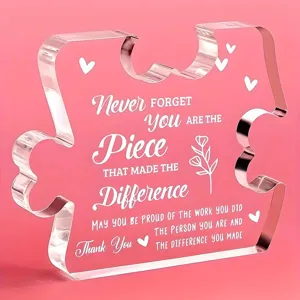 Gros plan d'une plaque acrylique en forme de puzzle avec citation inspirante