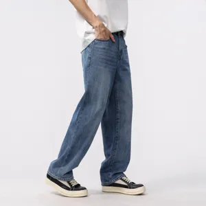 Retro American style loose straight-leg blue denim jeans for men casual streetwear look