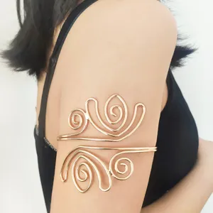 Retro geometrische holle metalen armband voor vrouwen, gouden armmanchet modesieraad.