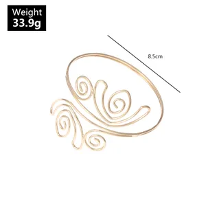 Gouden geometrische holle metalen armmanchet armband retro ajour bovenarm sieraden detail