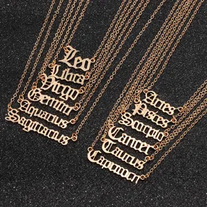 Details der Retro-Gotik-Sternzeichen-Buchstabenketten in Roségold mit zwölf Namen.