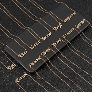 Detailansicht von roségoldenen Sternzeichen-Halsketten mit gotischen Buchstaben-Anhängern.
