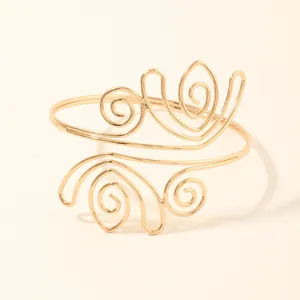 Gouden metalen armband bovenarm manchet open spiraal geometrisch sieraden accessoire voor dames