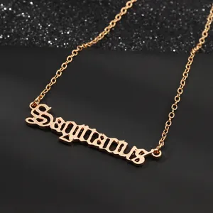 Nahaufnahme der goldenen Schütze Buchstabe Halskette Anhänger mit feiner Kette auf dunklem Grund.