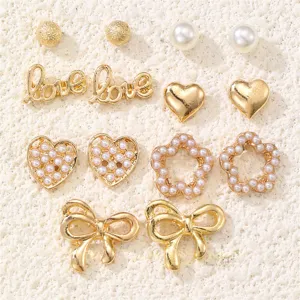 Goldene Ohrring-Set mit Perlen, Herzen, Schleifen und Liebes-Designs für elegante Frauen.