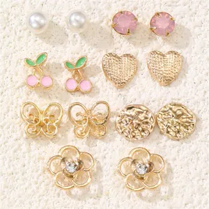 Nahaufnahme des gemischten Ohrring-Sets mit Perlen, Kirschen und schönen Blumenmustern.