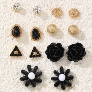 Detailansicht eines schicken Ohrring-Sets mit verschiedenen Blumen-, Geo- und Strassdesigns.