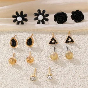 Elegantes Set aus schwarzen Blumen- und Gold-Ohrringen, modischer Schmuckpack mehrteilig.