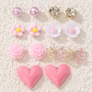 Niedliches Set aus Stecker-Ohrringen mit Perlen, Blumen und süßen Schleifen im Detail.