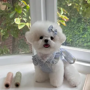 Vista detallada del lindo vestido a rayas para mascotas, ropa de verano transpirable.