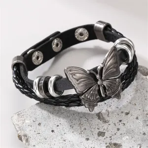 Nahaufnahme Detail des Vintage Punk schwarzes Leder geflochtenes Armband Schmetterling.