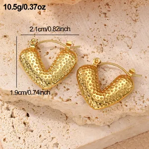 Goldene Titanstahl strukturierte Herz Creolen für Damen, stilvoller täglicher Modeschmuck.