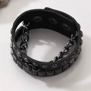 Punk-Armband aus schwarzem Leder mit quadratischen Nieten und Kettendetail, Detailansicht.