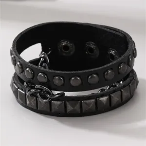 Nahaufnahme des schwarzen Punk-Lederarmbands mit Nieten und Kette für Damen und Herren.