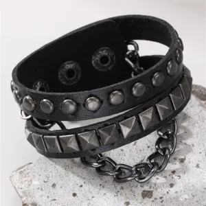 Nahaufnahme des mehrlagigen schwarzen Leder-Punk-Nietenarmbands mit Metallkette für Herren.