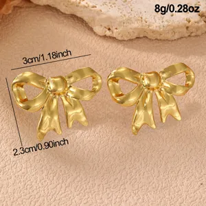 Goldene Schleifen Ohrstecker Detailansicht mit genauen Maßen und leichtem Design.