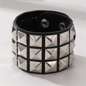 Schwarzes Leder Punk Armband Detail mit silbernen quadratischen Nieten und Druckknopfverschluss.