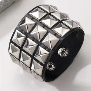 Punk Stil schwarzes Lederarmband mit silbernen Pyramiden Nieten, Detailaufnahme für Unisex Schmuck.