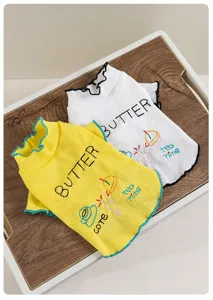 Detailansicht Haustierkleidung mit Butter Stickerei, weicher Stoff für kleine Hunde und Katzen.