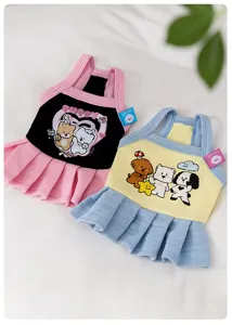 Detailansicht des atmungsaktiven Welpenkleides mit süßen Hundedrucken und weichem Stoff.