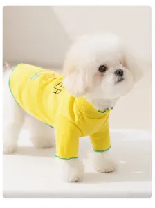 Nahaufnahme des niedlichen gelben Haustierhemdes mit Rippstoff für kleine Hunde und Katzen.