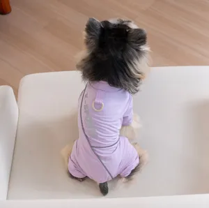 Detailansicht der leichten, lila Haustier-Vierbein-Kühlkleidung für kleine Hunde mit D-Ring.