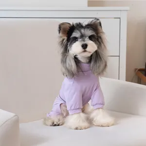 Detailansicht des atmungsaktiven vierbeinigen Haustier-Overalls in Helllila für kleine Hunde.