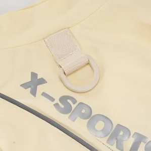 Nahaufnahme des Stoffes für Haustier-Kühlungskleidung mit D-Ring und Reflektorstreifen.