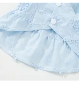 Hellblaues Haustierkleid mit Blumenstickerei, süßem SpitzenSaum und Knöpfen für Katzen und kleine Hunde.