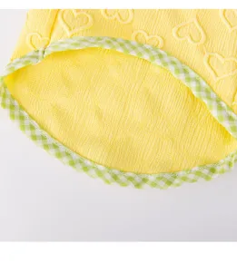 Detailansicht der atmungsaktiven Sommer Haustierkleidung mit süßem Herzmuster und Karobesatz.
