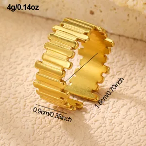 Detailaufnahme des goldenen edelstahl geometrischen offenen Rings mit feiner stabstruktur.