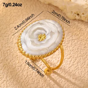 Detailansicht des Vintage Edelstahlrings mit geschnitztem weißem Blumenstein und Goldakzent.