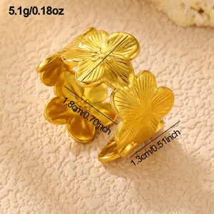 Goldfarbener Edelstahl Blumen Ring Detailansicht, Vintage Blumen Design Modeschmuck Stück.
