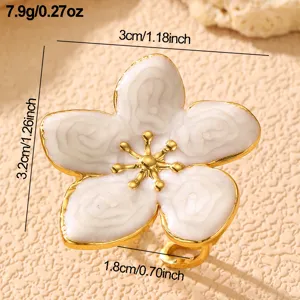 Nahaufnahme Detail eines wunderschönen goldgeränderten weißen Blumenrings mit edlem Design.