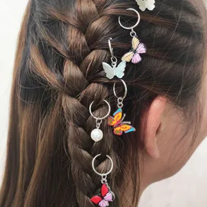 Modische Zopfringe mit bunten Schmetterlings-Anhängern und Perle für trendige Haarstylings.