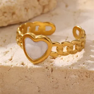 Goldener Edelstahl Herzring mit Naturstein-Einlage und filigranem Ketten-Band-Design.