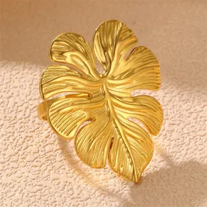 Detailansicht des goldenen Monstera Blatt Edelstahl Rings, elegante Vintage Modeschmuck.