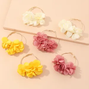 Schicke Stoffblumen Creolen Set, süße Blumen Legierung große runde Ohrringe für Damen.