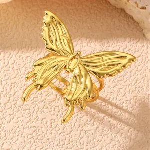 Goldfarbener Edelstahl Schmetterling Ring Detail, elegante Modeschmuck Ringe.