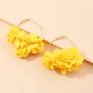 Nahaufnahme der gelben Stoffblumen-Creolen mit zartem Metallring und floralem Designdetail.