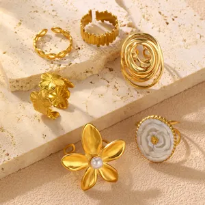 Goldenes Edelstahl Vintage Ring Set mit Naturstein Perle floralen geometrischen Schmuck.