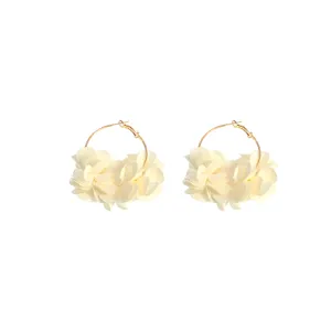 Elegante Stoffblumen Creolen mit goldfarbenem Legierungsring für Damen im süßen Stil.