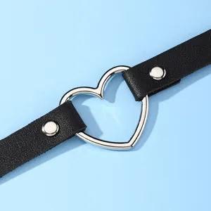 Detailopname van zwarte PU lederen hart choker halsketting met metalen ring in Harajuku stijl.