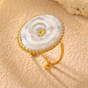Edelstahl Blumen Ring, Vintage Gold Design mit weißem Stein Cabochon, schickes offenes Schmuckstück.